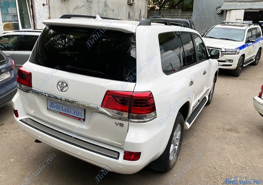 Рестайлинг Land Cruiser 200 из 2011 в 2021 год (классика, темные фары)