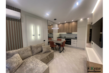 Кухня
Верх: ЛДСП Egger H1181 ST37 Дуб Галифакс табак
Низ: ЛДСП Egger U750 ST9 Ярко-серый + черная кромка
Столешница F235 ST76 Сланец скиваро