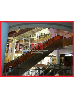 Брендирование эскалатора пленкой с плоттерной резкой в ТЦ