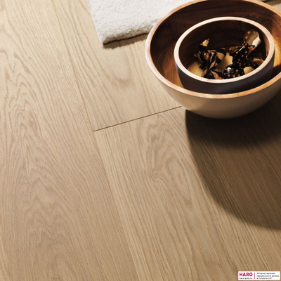 Декор паркетной доски Haro Дуб Пуро Белый Эксклюзив 531679 в интерьере детально