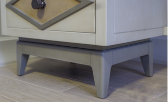 Письменный стол с тумбой слева, в стиле 50-х.