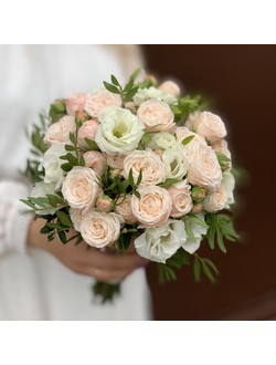 Букет из пионовидной розы и эустомы