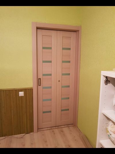 ДВЕРЬ-КНИЖКА (СИММЕТРИЧНАЯ). OPTIMA PORTE/ TURIN (ТУРИН) 507 БЕЛЕНЫЙ ДУБ/ СТЕКЛО САТИН СВЕТЛОЕ