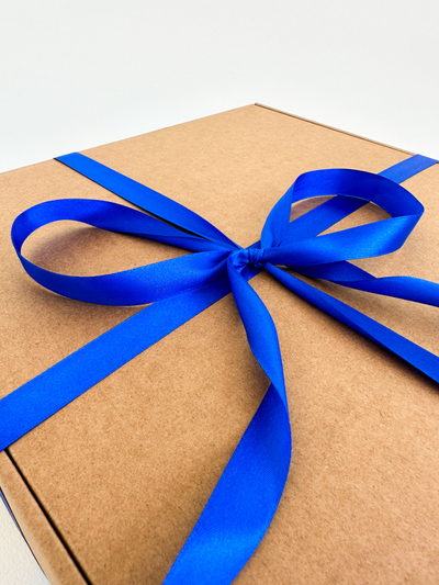 Большая подарочная коробка GILEV 37x37x14 см с синей лентой и наполнителем крафт