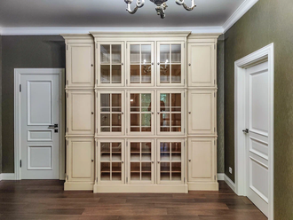 Библиотека многосекционная в классическом стиле.