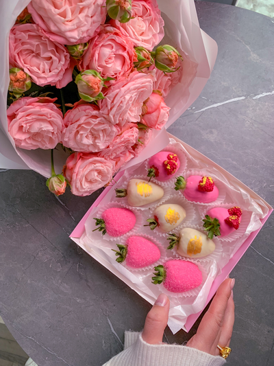 Бежевые пионовидные розы с клубникой в шоколаде