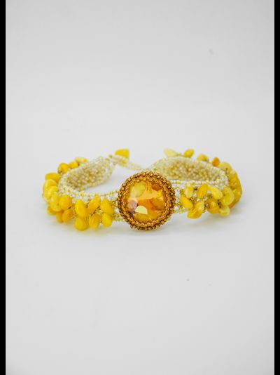 Браслет из Чешского бисера  с янтарем , кабошоном из ювелирной смолы с янтарем