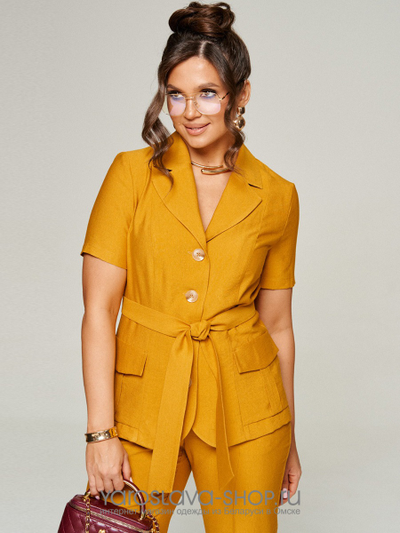 Классический с деловым акцентом женский костюм горчичного цвета