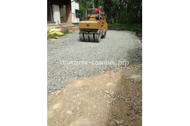 мощение дорожек, цоколя натуральным камнем