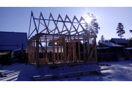 Возведение каркаса на фундаменте. Собрана стропильная система.