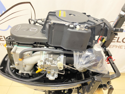 Лодочный мотор TOYAMA F9.8BMS под колпаком справа