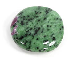 Корунд красный (светится в УФ) в цоизите, полировка плоская, Танзания (37*35*9 мм, 27 г) №35658