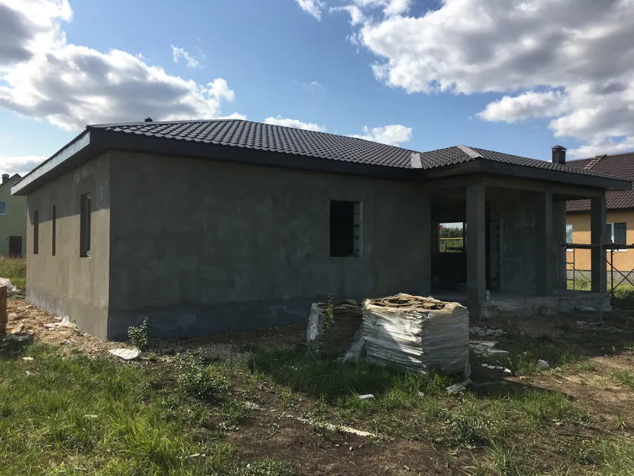 Собрана крыша и зашпаклеван фасад