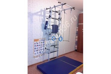 ДСК МОДЕЛЬ "АТЛЕТ" НАВЕСНЫМ ДЕТСКИМ ОБОРУДОВАНИЕМ - ГИМНАСТИЧЕСКИЕ КОЛЬЦА, ТРАПЕЦИЯ, КАНАТ, И СКЛАДНЫМ СИНЕЖЕЛТЫМ МАТОМ (2 СЛОЖЕНИЯ) 1,5Х1,0Х0,10 М