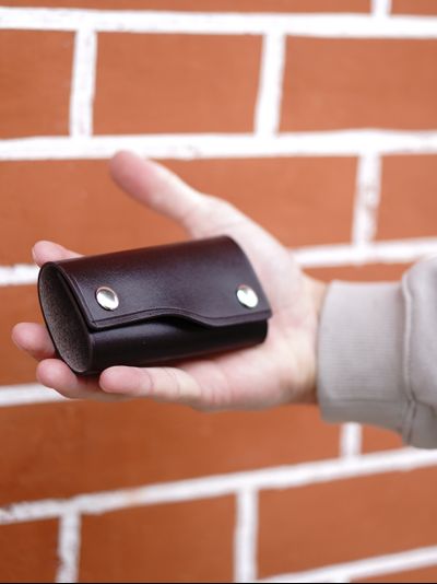 Ключница коричневого цвета KL-001