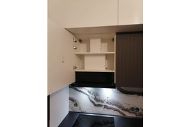 Кухня индиго с антресолями