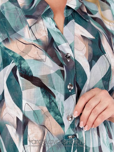 Элегантное платье свободного кроя с абстрактным принтом