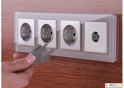 Мастер по ремонту электрики в трехкомнатной квартире в Москве ИВАНМАСТЕР