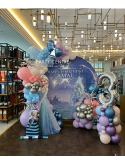 Фотозона с пиньятой, стойкой с цифрой и фигурой Эльза в стиле Холодное сердце