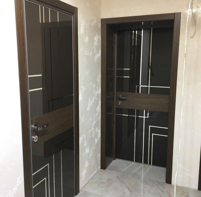 PRESTIGE. МОДЕЛЬ ULTRA 18,  ЧЕРНЫЙ LACOBEL, РИСУНОК ТРЕК/ АЛЮМИНИЕВАЯ КРОМКА ПО ТОРЦАМ  ДВЕРНОГО ПОЛОТНА