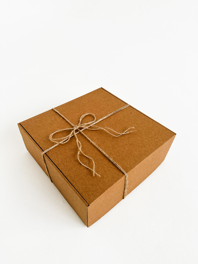 Большая подарочная коробка GILEV 37х37х14см с наполнителем и веревкой