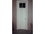 Двери покрашены в молочный цвет. Старый фонд.