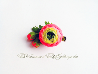 Зажим для волос с ярким ранункулюсом.