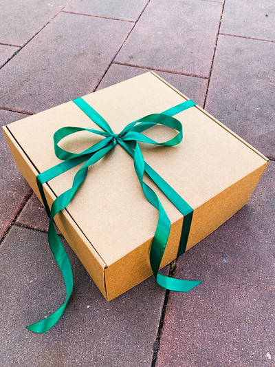 2 штуки - Подарочная коробка с наполнителем КРАФТ и зеленой лентой (32x32x12 см)