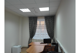 Кабинет получил представительный вид благодаря классическим шторам.