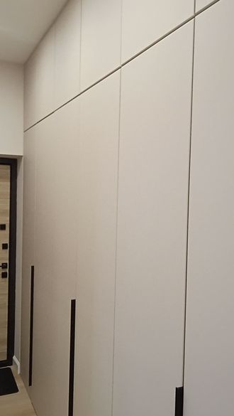 Шкаф с распашными фасадами и длинными ручками