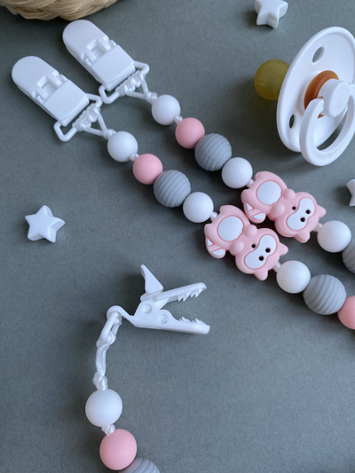 Держатель для пустышки "Розовый енот"