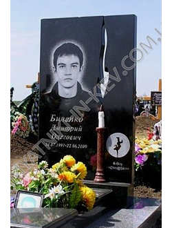 Фото вертикального бюджетного памятника на могилу из черного гранита для одного в СПб