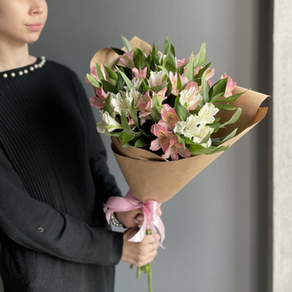 БУКЕТ ИЗ РОЗОВОЙ И БЕЛОЙ АЛЬСТРОМЕРИИ - ( АРТ 5)