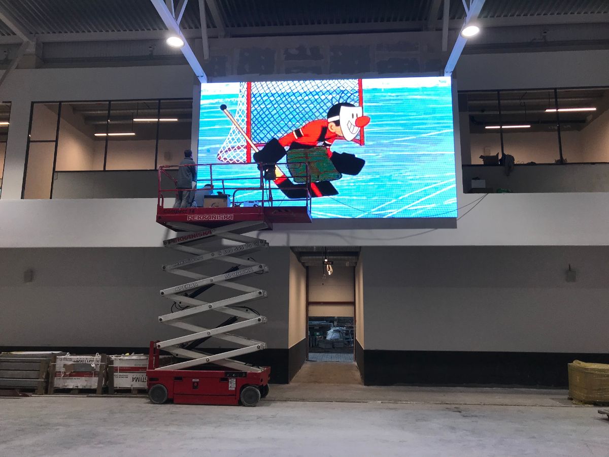 Светодиодный экран, Академия хоккейного мастерства имени Валерия Харлмова. 6144х3456 мм. Р6.