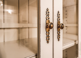 Библиотека двухсекционная со стеклянными дверьми.