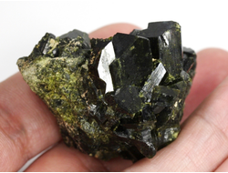 Эпидот, сросток кристаллов, Перу (45*32*34 мм, 63 г) №35865