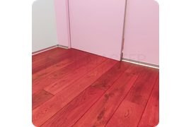 Монтаж плинтуса ПЛ 40 «серебро» в коридоре — практичность и эстетика.