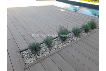 Терраса вокруг бассейна с кашпо