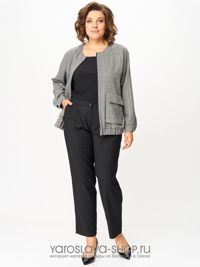 Брючный костюм: черные брюки, жакет в сером цвете