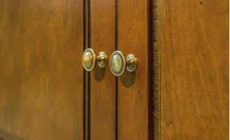 Тумба под ТВ с 4 дверьми.