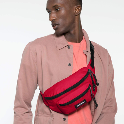 Мужчина с сумкой Eastpak Doggy Sailor Red