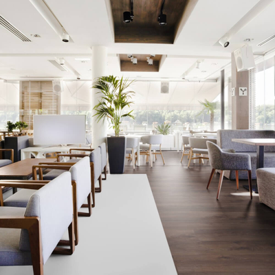 Ламинат Wineo Дуб Финляндия Темно-коричневый LA223XXLV4 в интерьере кафе