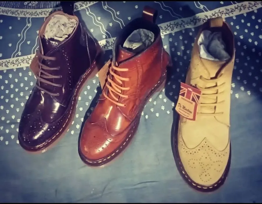 Найди свой цвет ярких ботинок DR. Martens из натуральной кожи и замши. Размеры от 36 до 45.