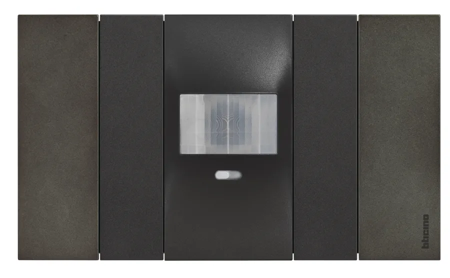 Bticino Living Now датчик движения с переключателем. Рамка металл "Космос".  