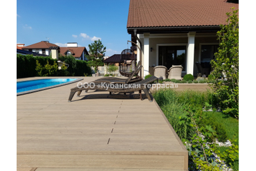 Терраса со встроенными грядками из ДПК у бассейна