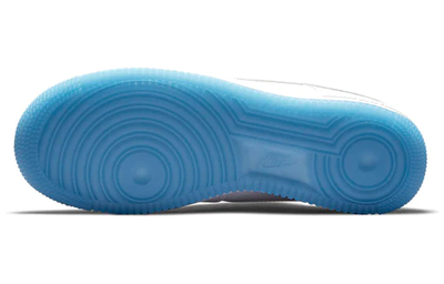 Белые женские найки с синей подошвой Кроссовки Nike Air Force женские DA8301-101