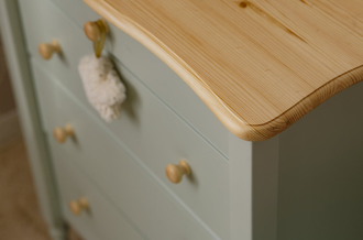 Комод-тумба Айно 11 узкий на высоких ножках из массива сосны с ящиками 69 х 41 х 91 см