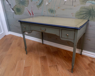 Письменный стол с 3 ящиками на изящных резных ножках.