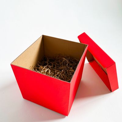Красная подарочная коробка GILEV 30х30х30см с крышкой и наполнителем