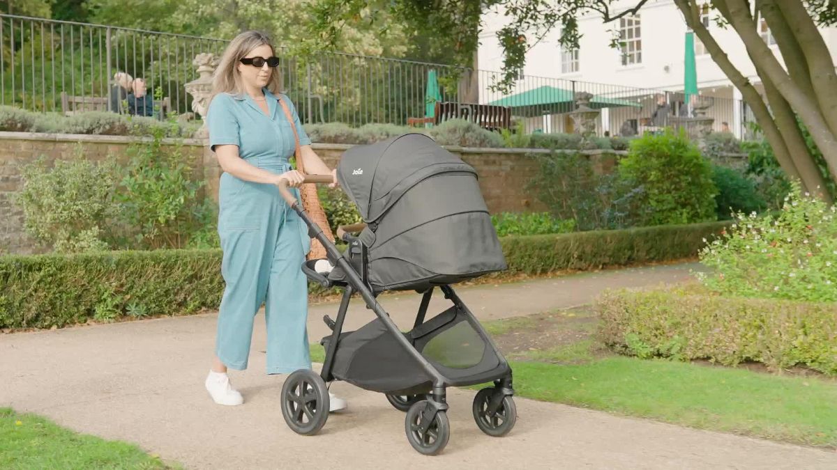 Сиденье коляски Joie Alore можно установить как лицом к родителям, так и по направлению движения. 